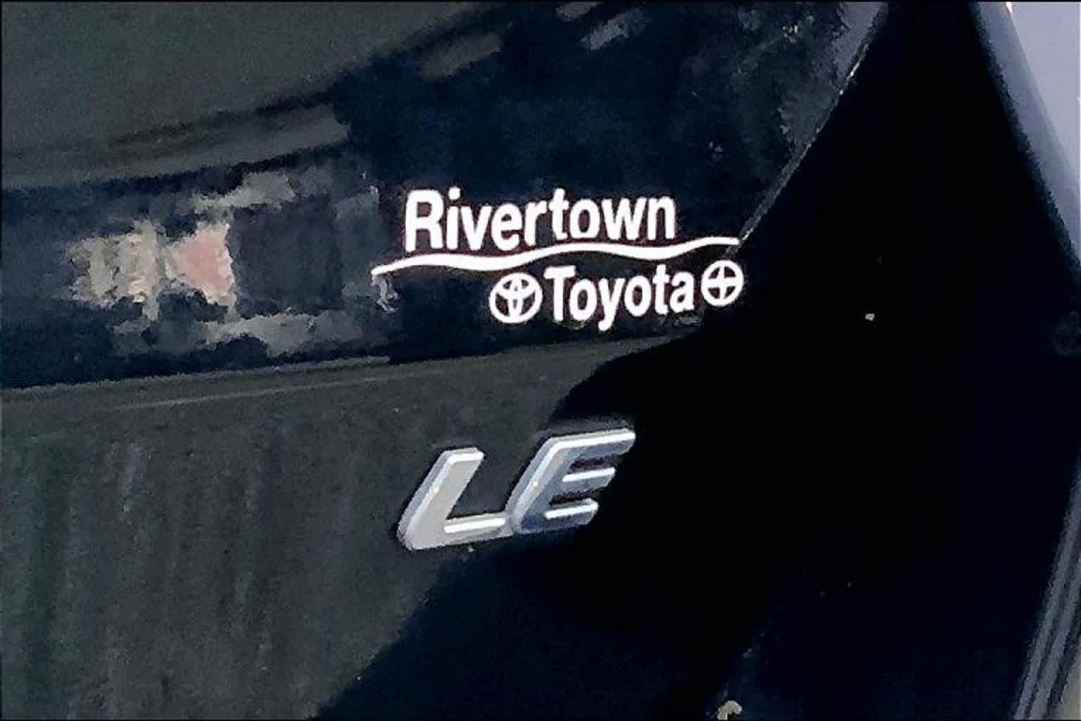 Used 2018 Midnight Black Metallic Toyota LE Auto Access Seat image 9