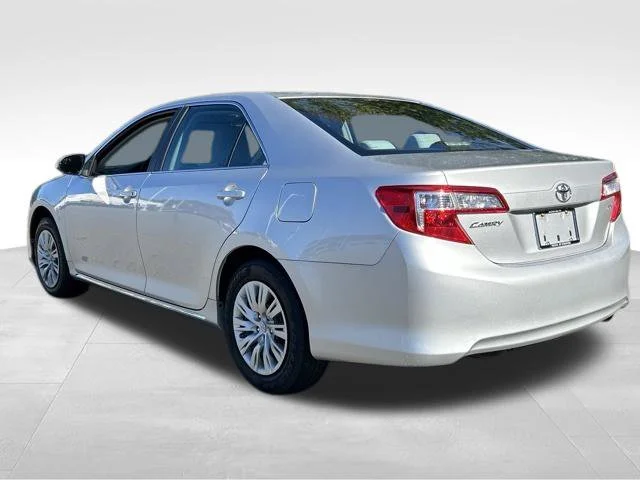 Used 2012 Silver Toyota LE image 3