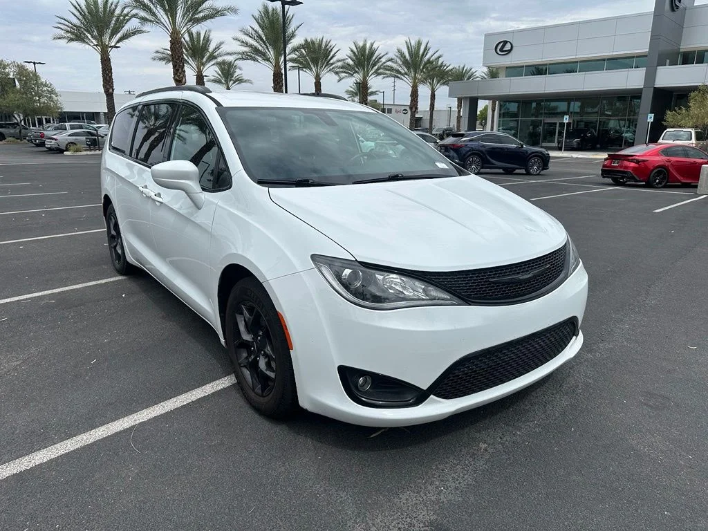 Used 2018 White Chrysler Touring L image 27
