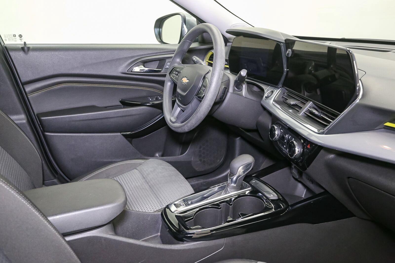 Used 2025 Sterling Gray Metallic Chevrolet LT image 17