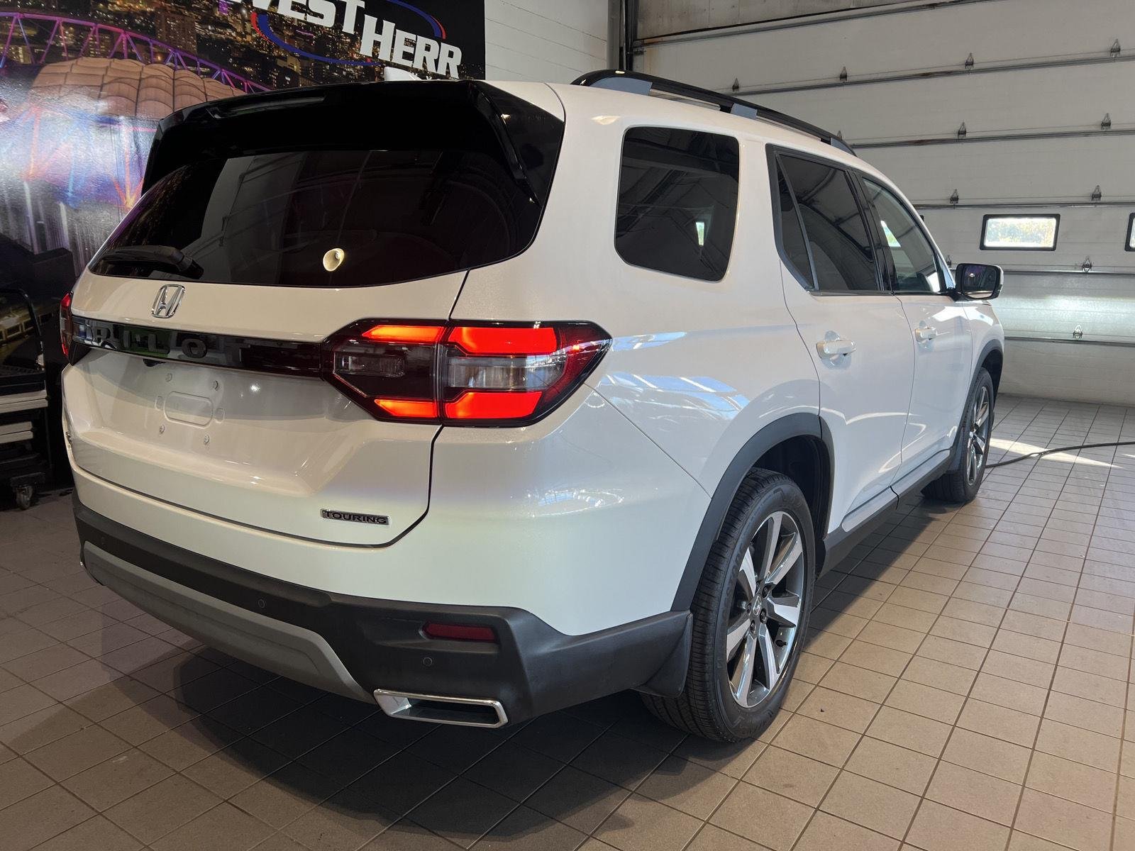 Used 2024 Platinum White Pearl Honda Touring image 8