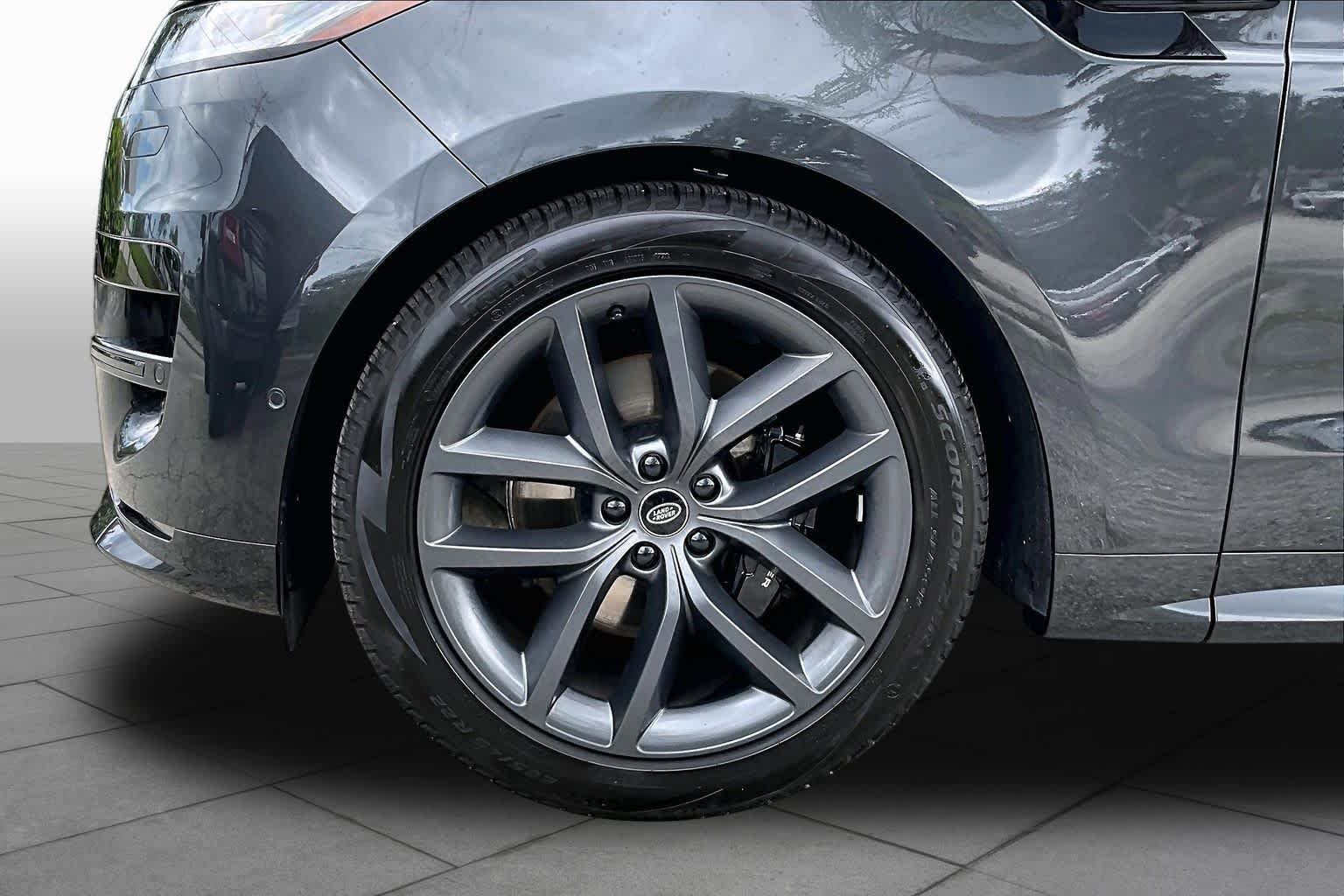 Used 2023  Land Rover SE Dynamic image 11