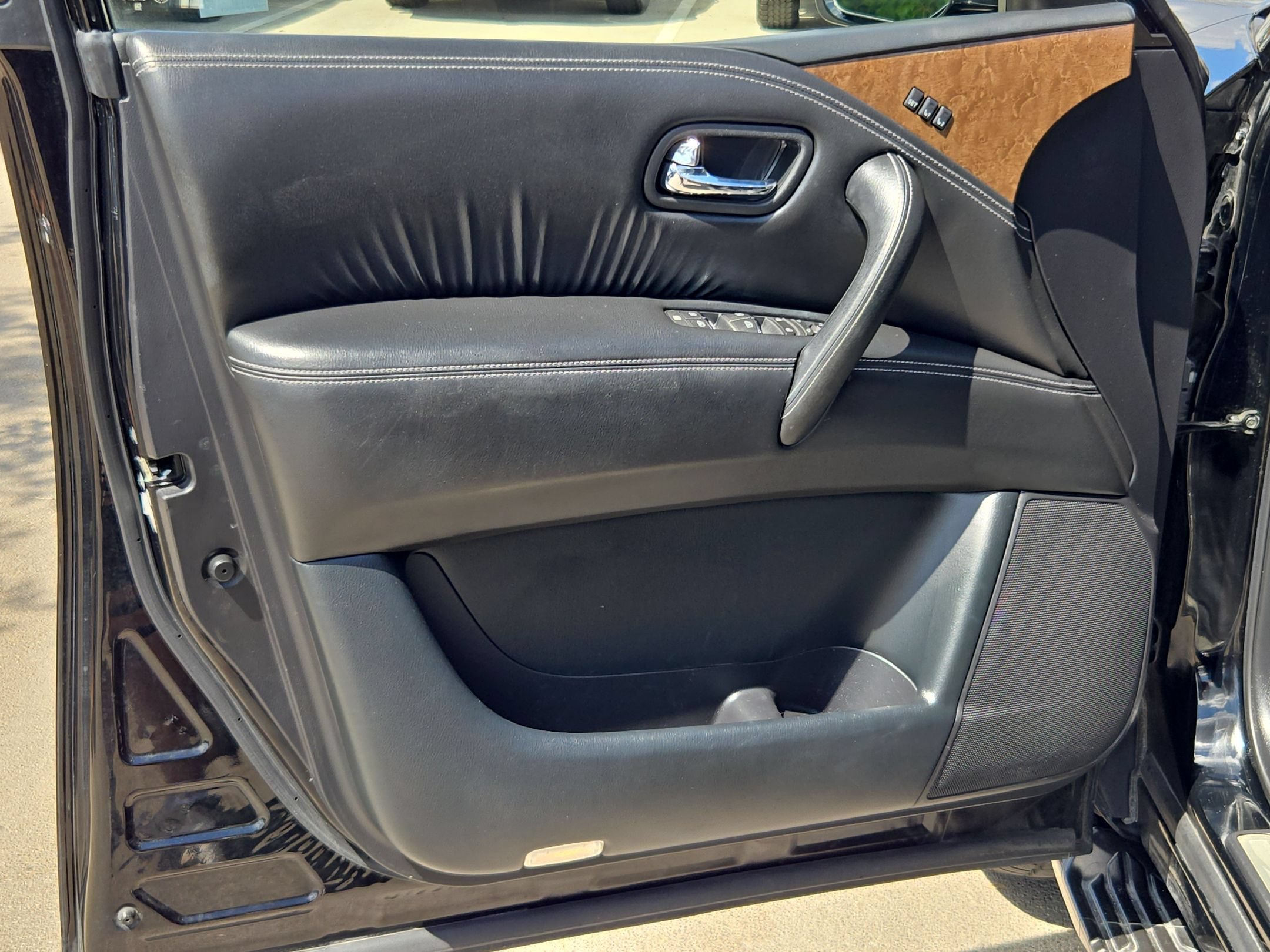 Used 2017 Black Obsidian INFINITI Base image 12