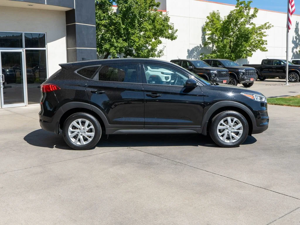 Used 2020 Black Hyundai SE image 8