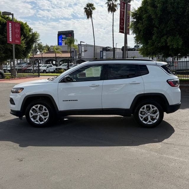 Used 2024 White Jeep Latitude image 4