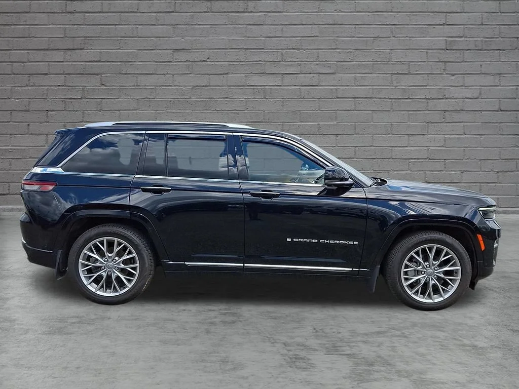 Used 2023 Diamond Black Crystal Pearlcoat Jeep Summit Reserve image 13
