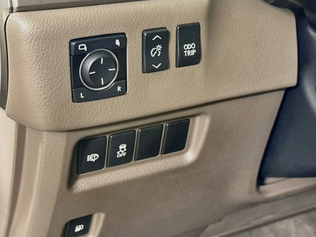 Used 2016 White Lexus 460 image 11