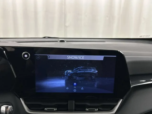 New 2027 Summit White Chevrolet LT image 18