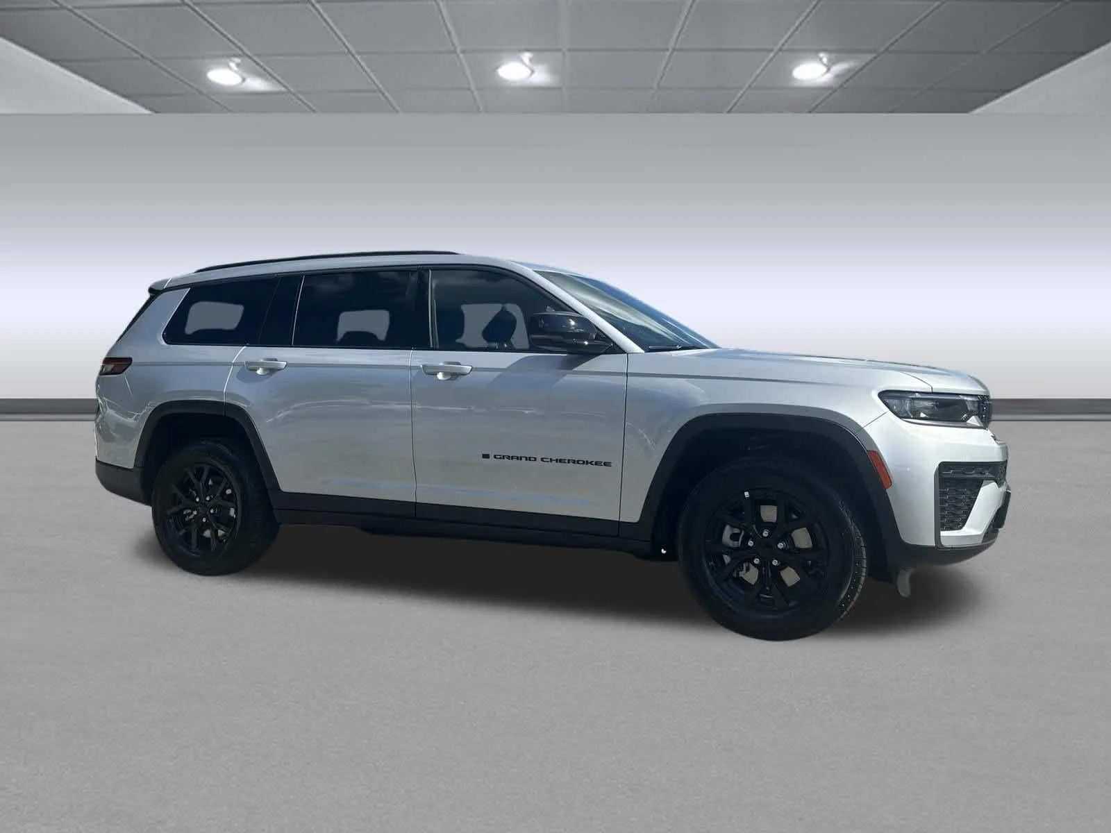 New 2026 Silver Zynith Exterior Paint Jeep Laredo Altitude image 7