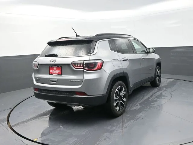 Used 2024  Jeep Limited image 8