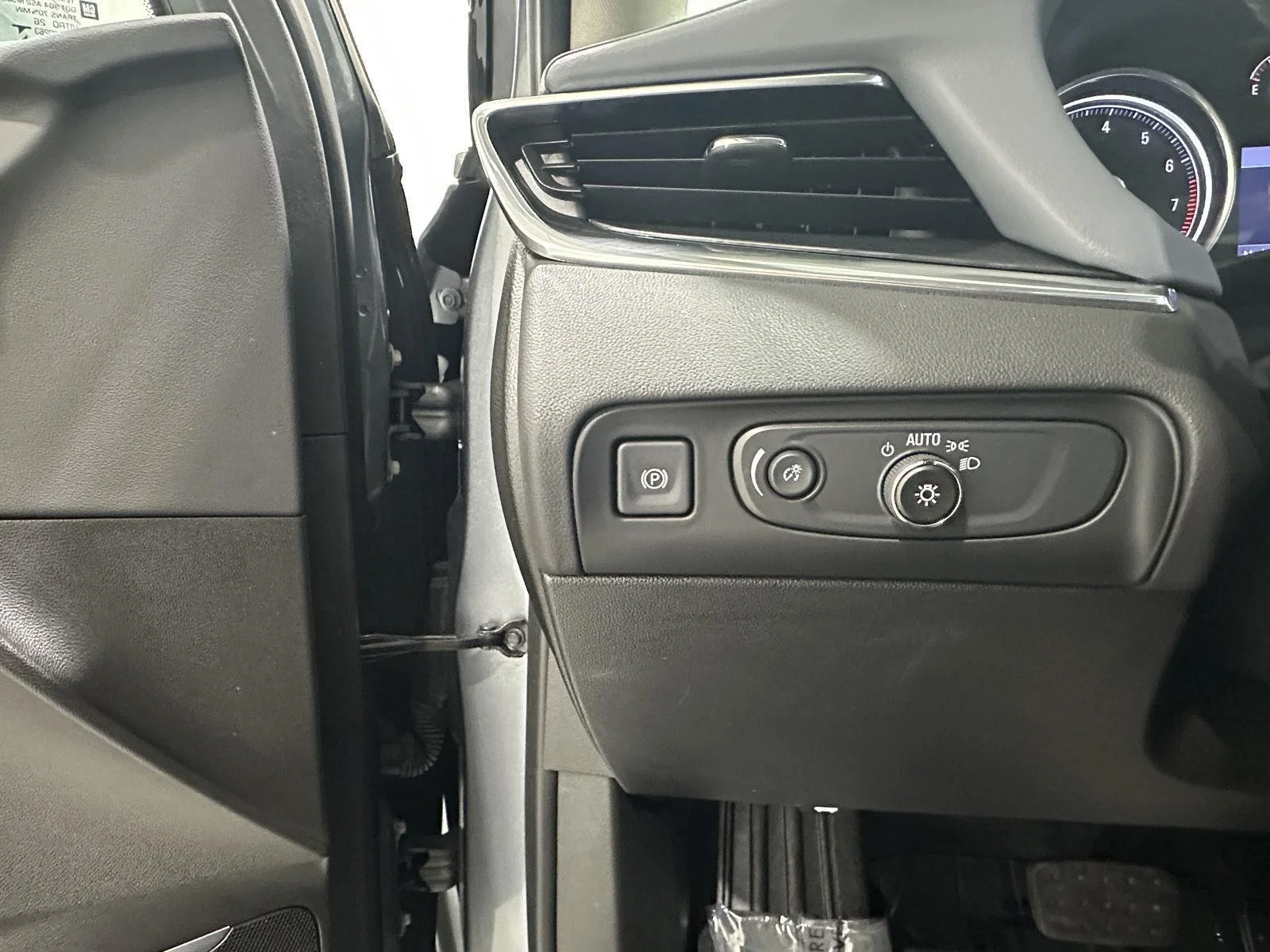 Used 2021 Includes Pitch Dark Night lower exterior accent color.) Buick Premium image 16