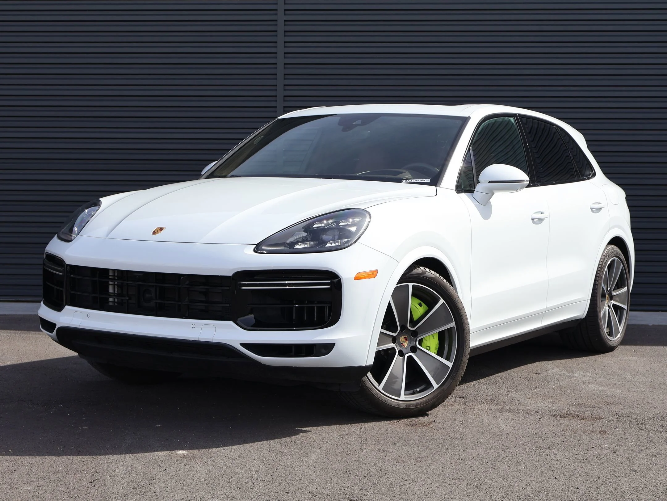 2023 Porsche Cayenne Turbo S E-Hybrid's photo