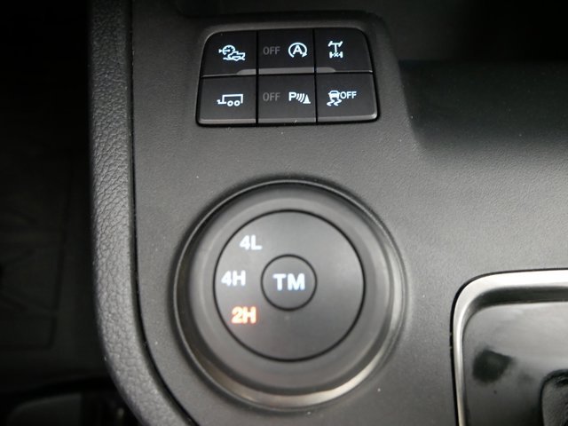 Used 2019 White Platinum Tri-Coat Ford Crew Cab LARIAT w/ FX4 Off-Road Pkg & Technology Pkg image 28