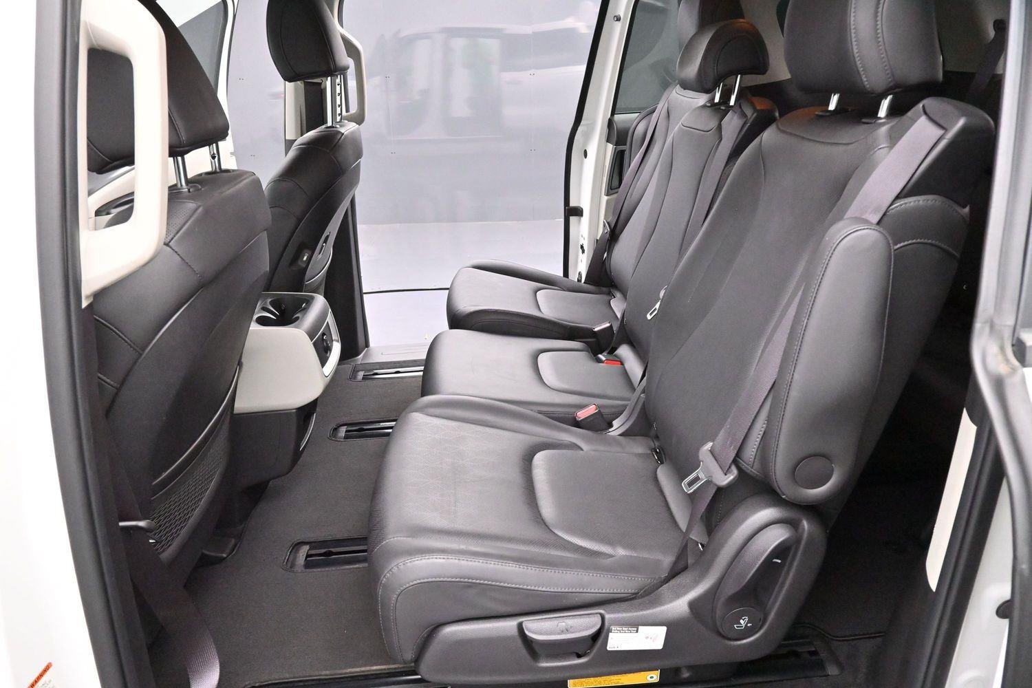 Used 2022 Snow White Pearl Kia LXS image 25