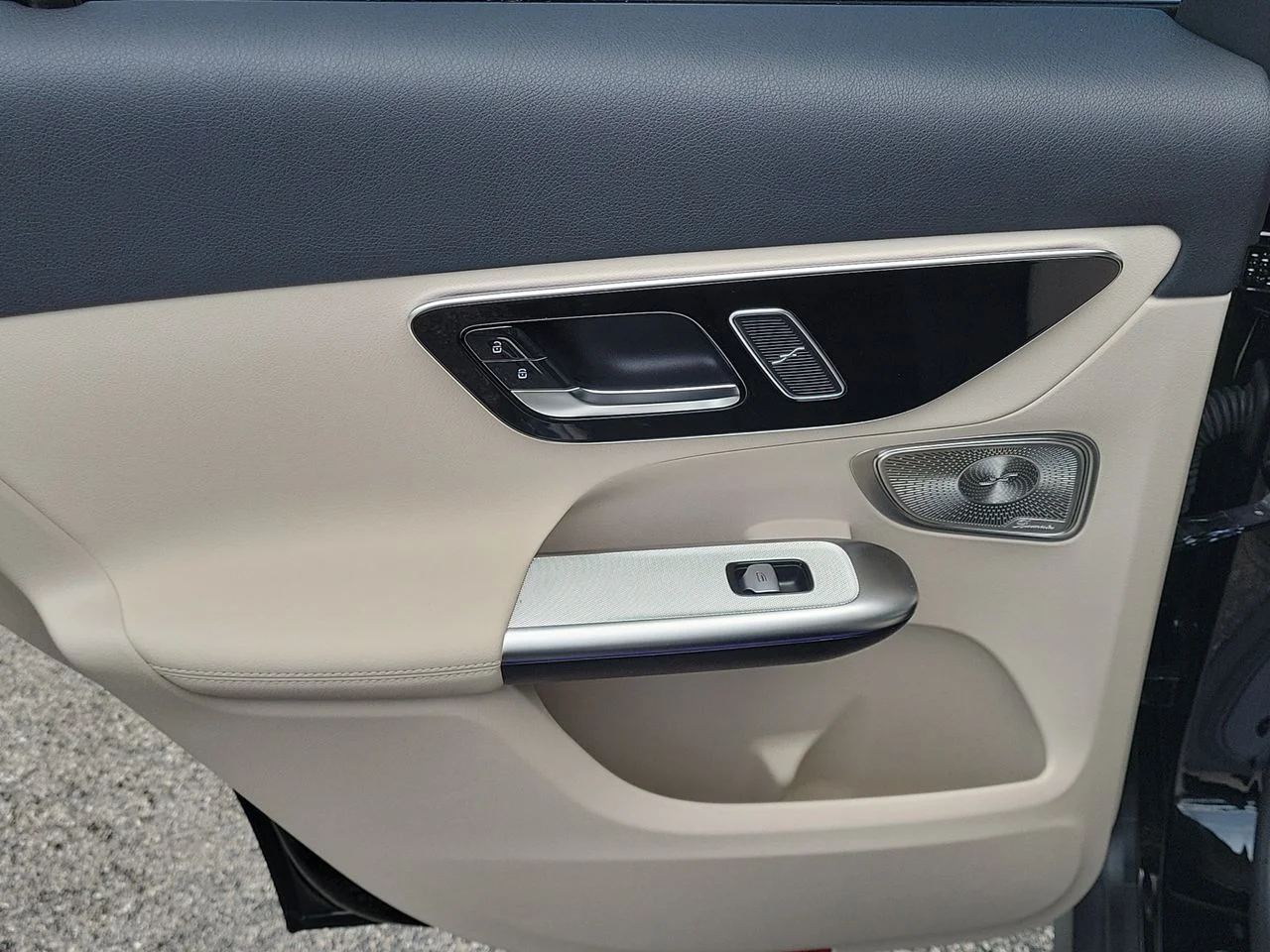 New 2027 Black Mercedes-Benz GLC 300 image 12