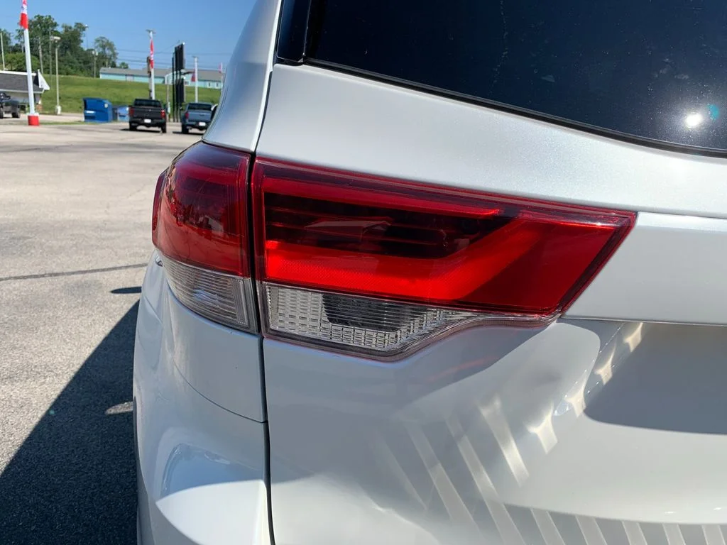Used 2019 White Toyota XLE image 33