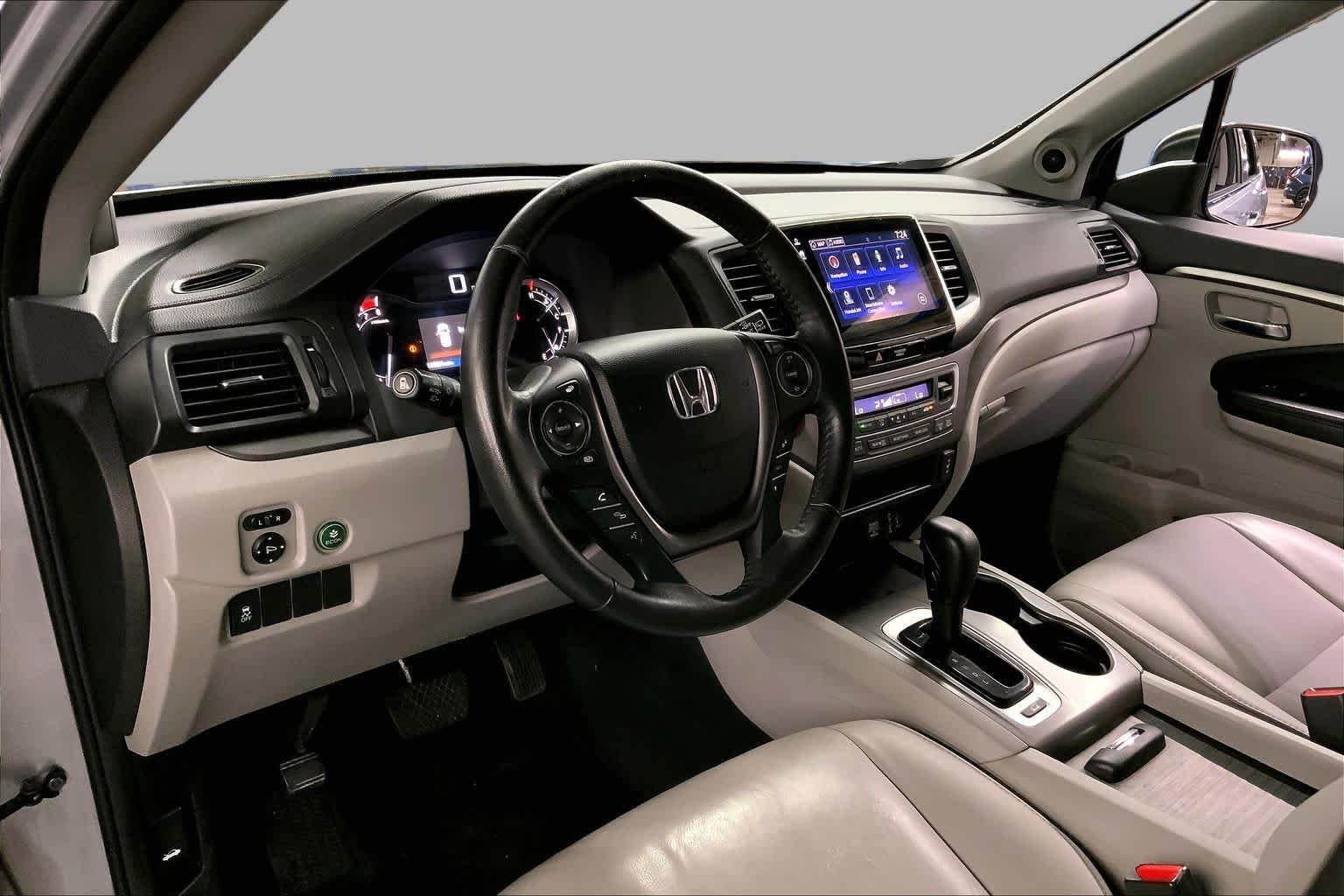 Used 2017 Lunar Silver Metallic Honda EX-L image 18