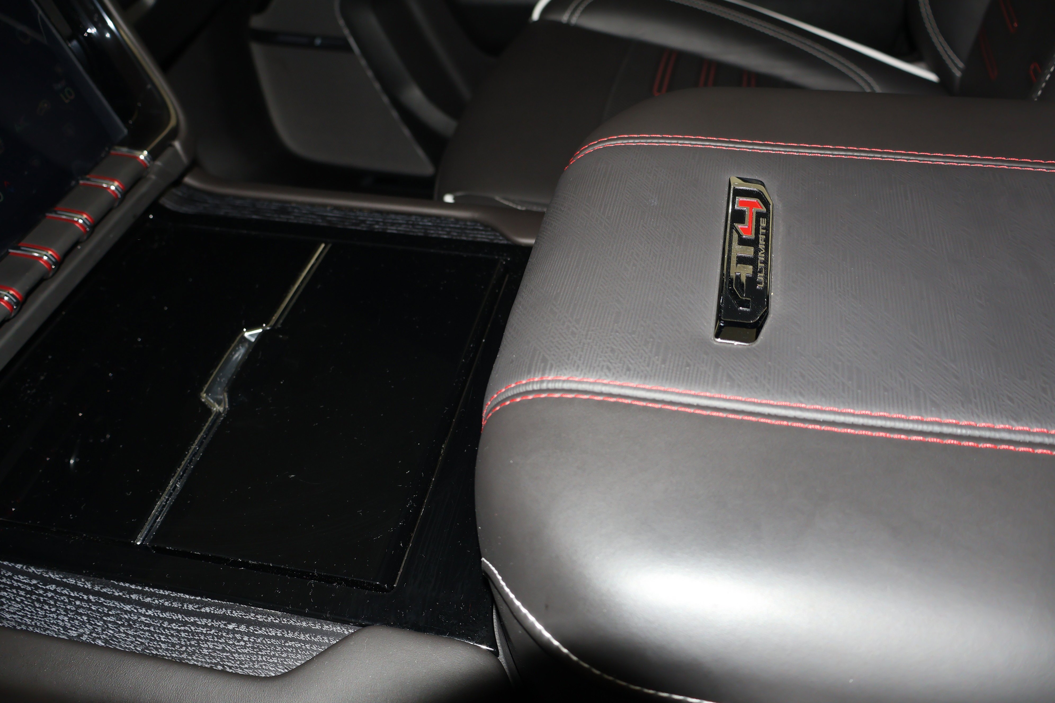 2025 GMC Yukon AT4 Ultimate - Photo 32