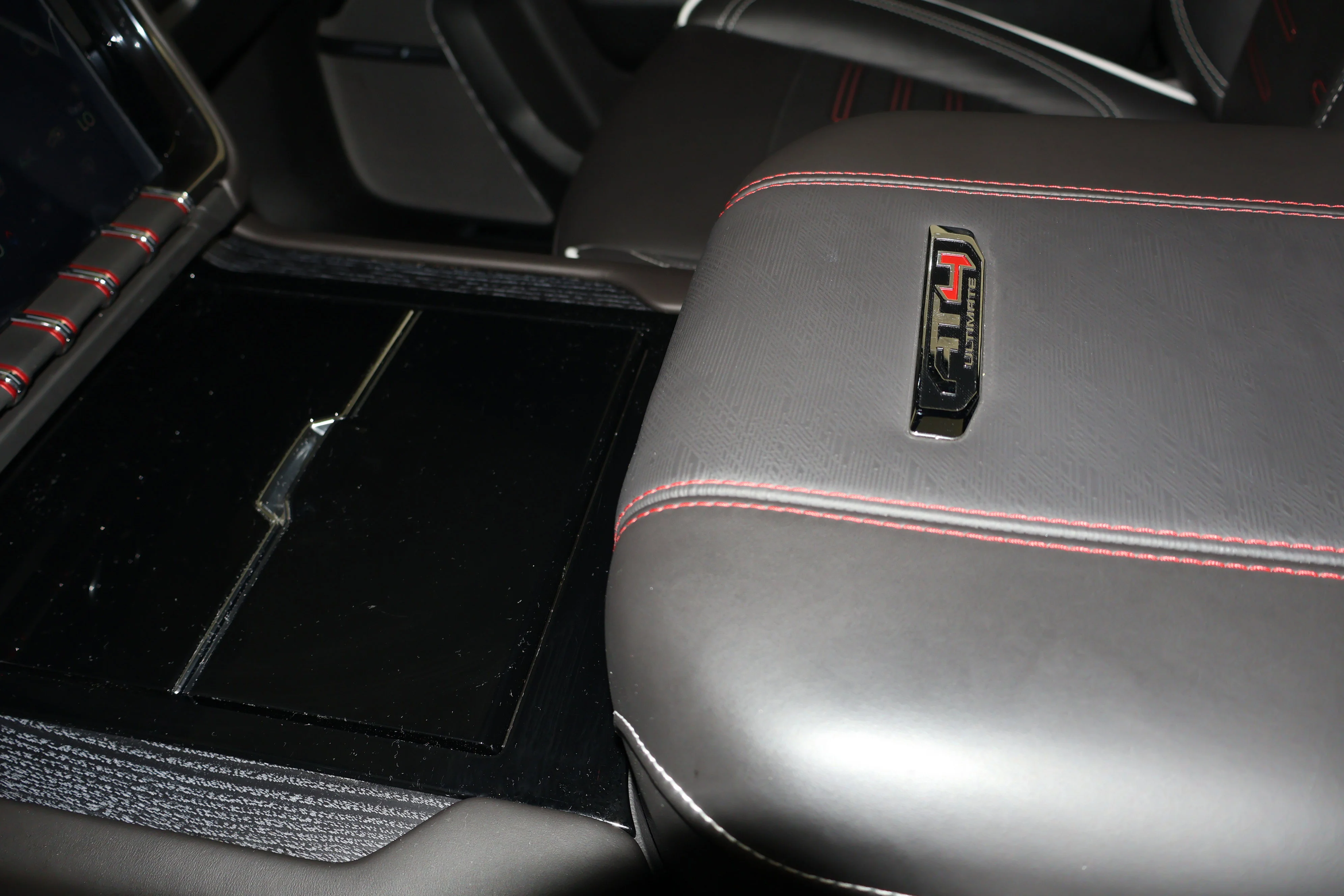 2025 GMC Yukon AT4 Ultimate - Photo 32