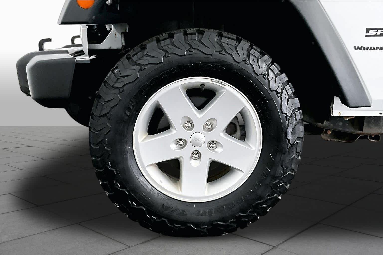Used 2018 Bright White Clearcoat Jeep Sport S image 11