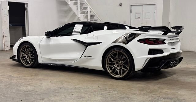 Used 2025 White Chevrolet Z06 image 5