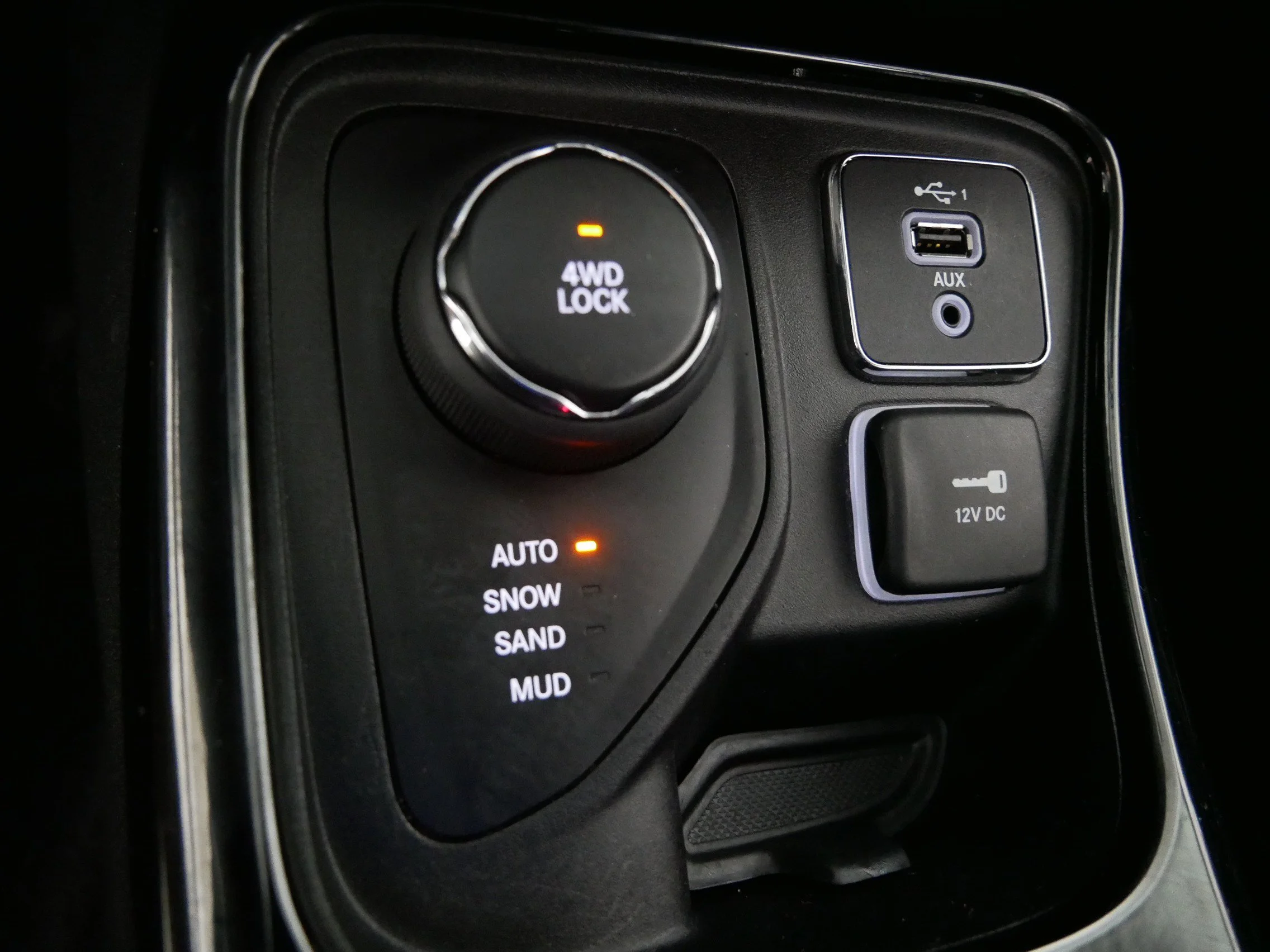 Used 2019 Granite Crystal Metallic Clearcoat Jeep Altitude image 29