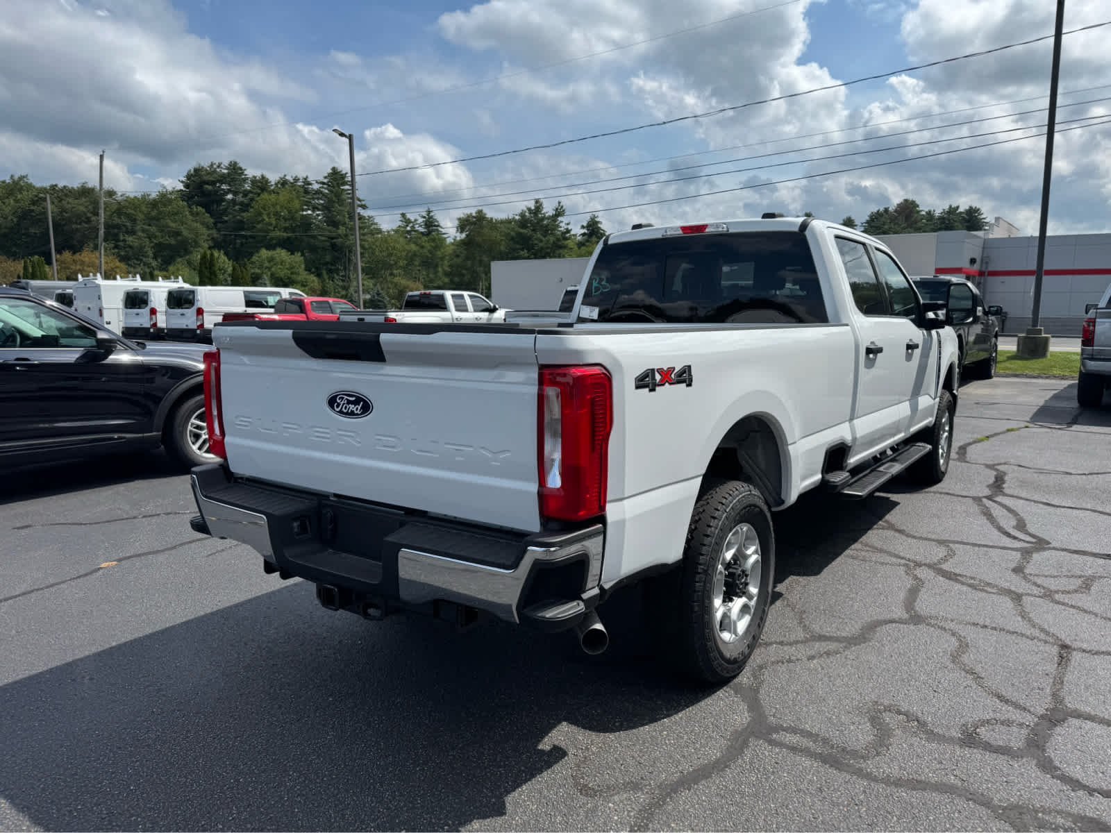 New 2027 Oxford White Ford XLT image 6