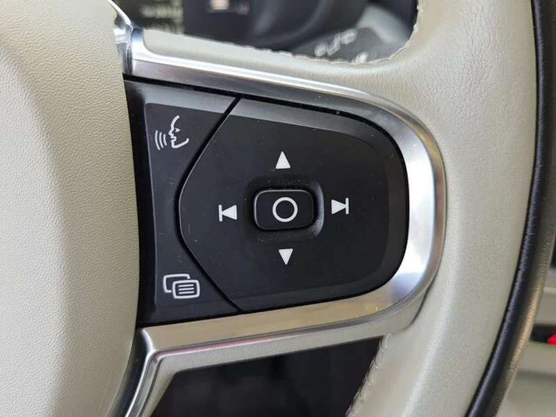 Used 2019 Denim Blue Metallic Volvo Momentum image 23