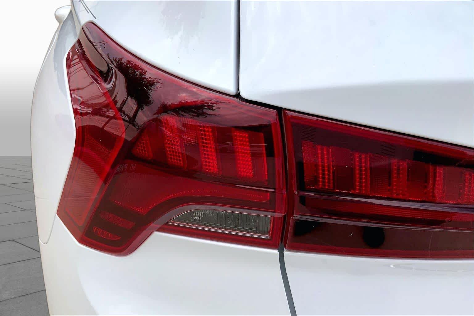 Used 2021 Quartz White Hyundai SE image 27