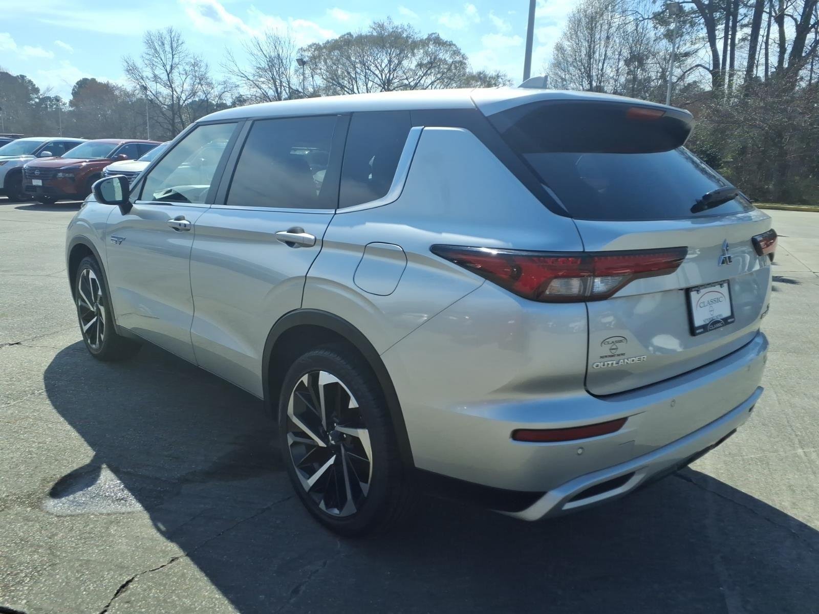 Used 2024 White Diamond/Black Roof Mitsubishi SE image 11