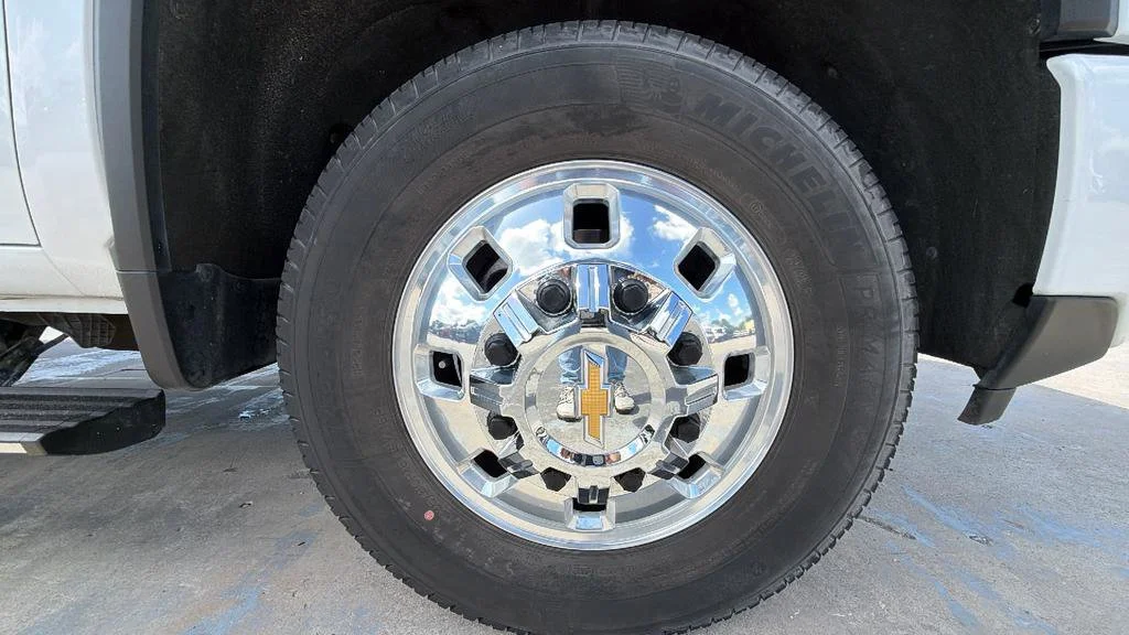 Used 2024 Iridescent Pearl Tricoat Chevrolet High Country DRW image 40