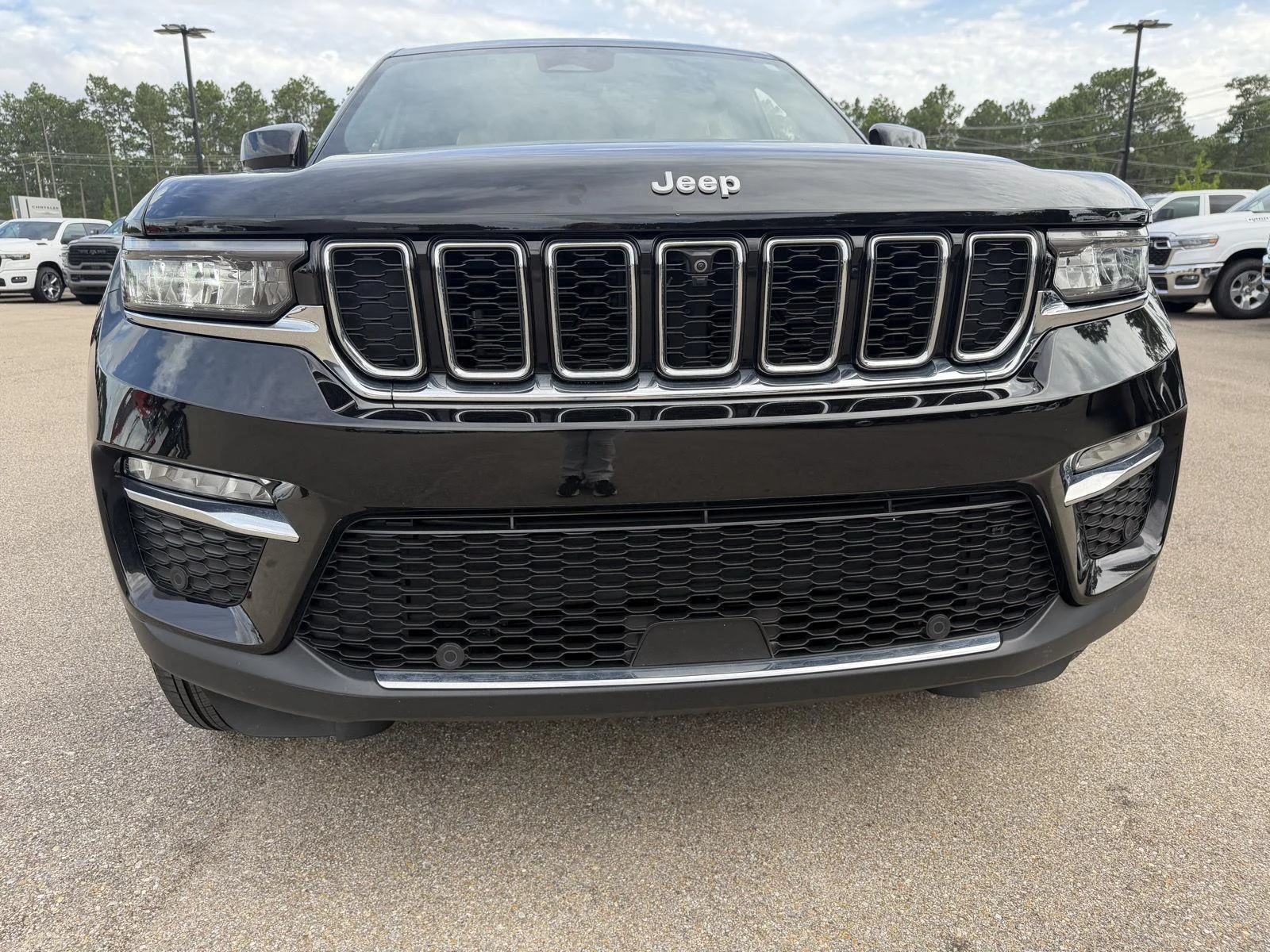 Used 2025 Diamond Black Crystal Pearlcoat Jeep Limited image 24