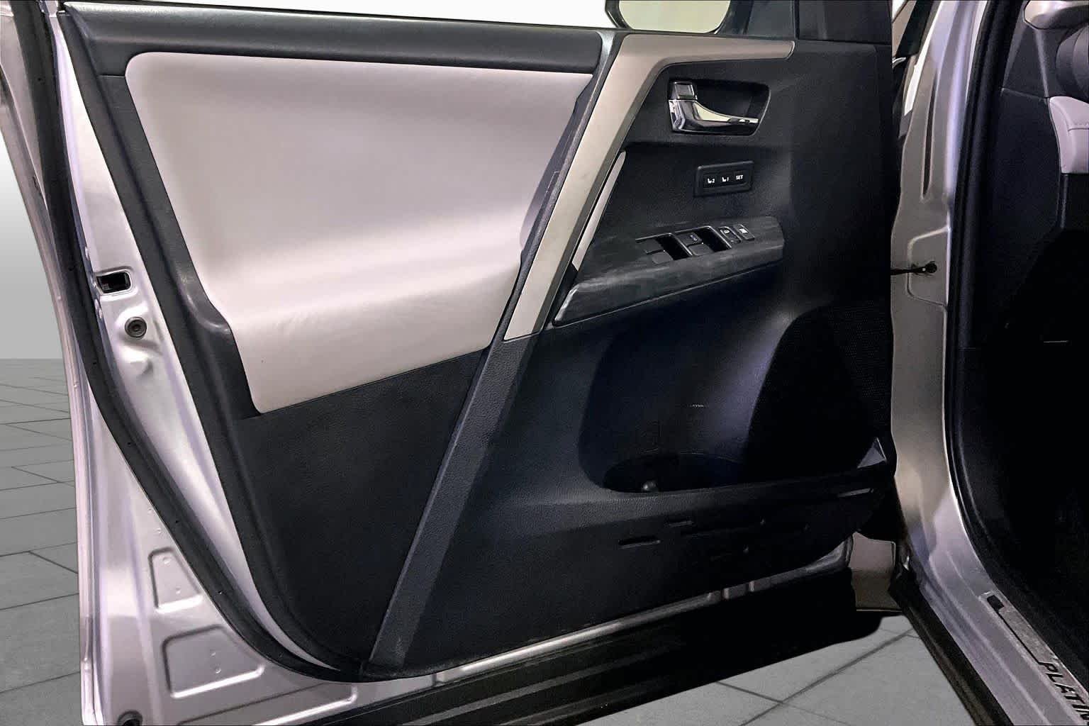 Used 2017 Silver Sky Metallic Toyota Platinum image 21
