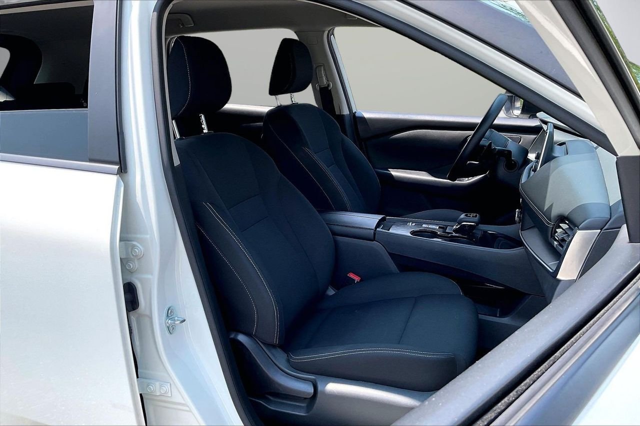 Used 2024 White Nissan S image 23