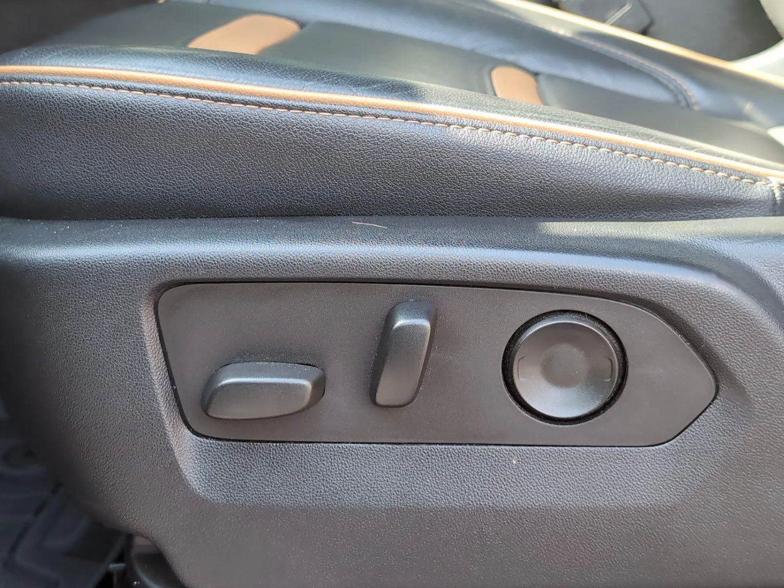 Used 2023 Volcanic Red Tintcoat GMC AT4 image 16