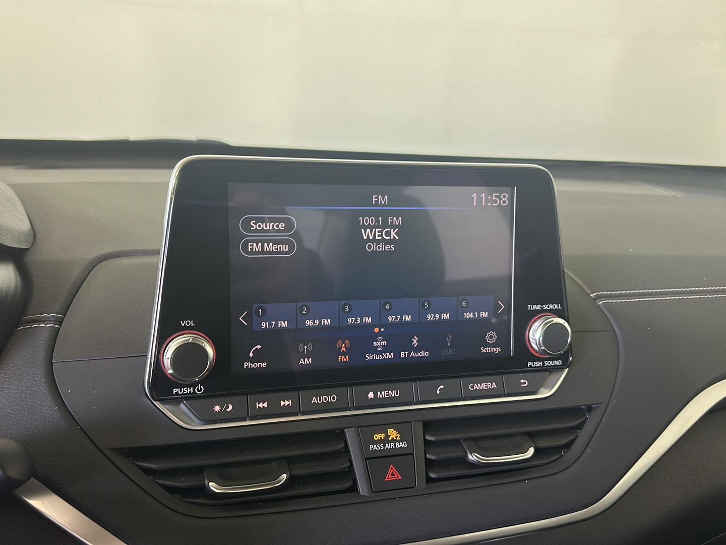 Used 2020 Super Black Nissan 2.5 SV image 16