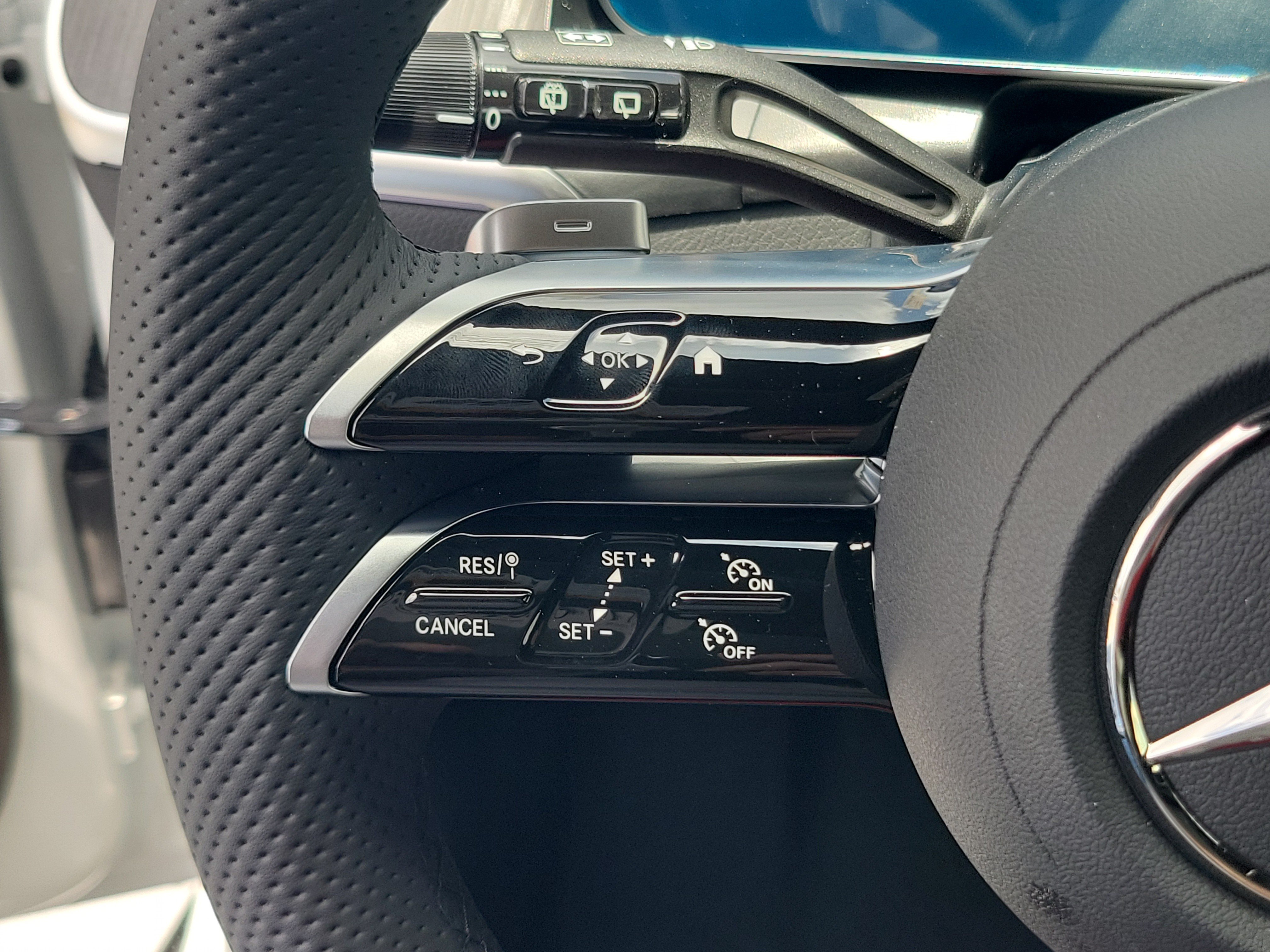New 2026 MANUFAKTUR Moonlight White Metallic Mercedes-Benz GLC 300 image 56