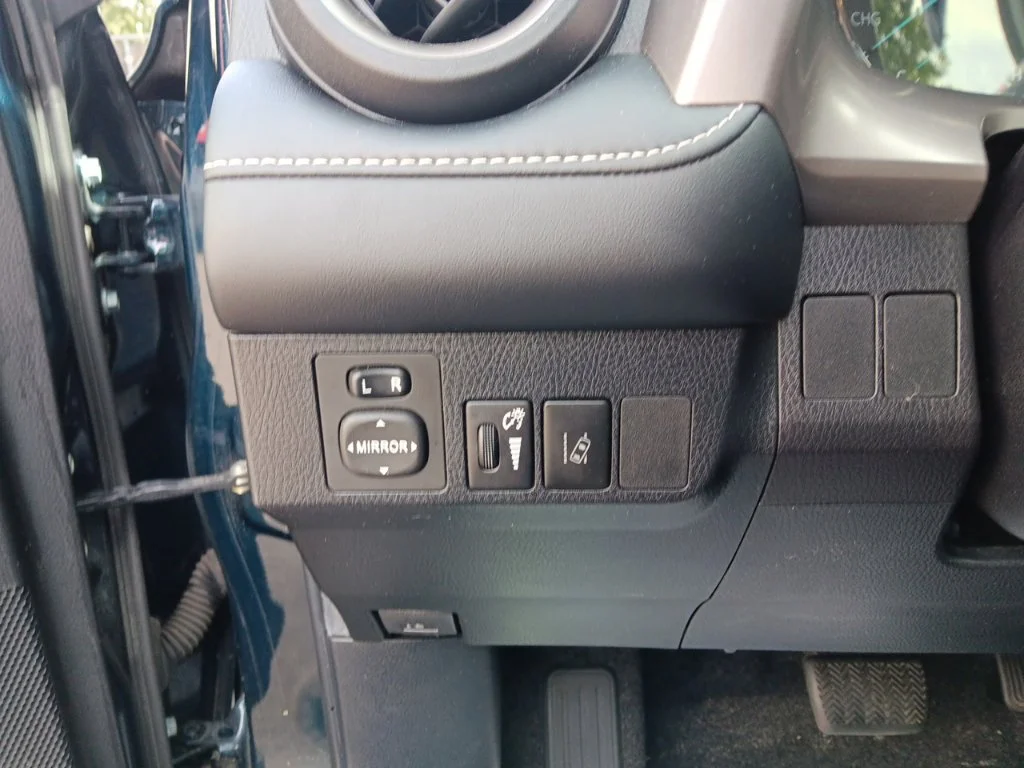Used 2018 Galactic Aqua Mica Toyota XLE image 17
