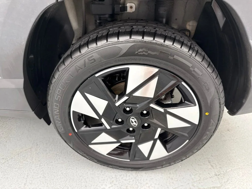 Used 2024 Gray Hyundai SEL image 6