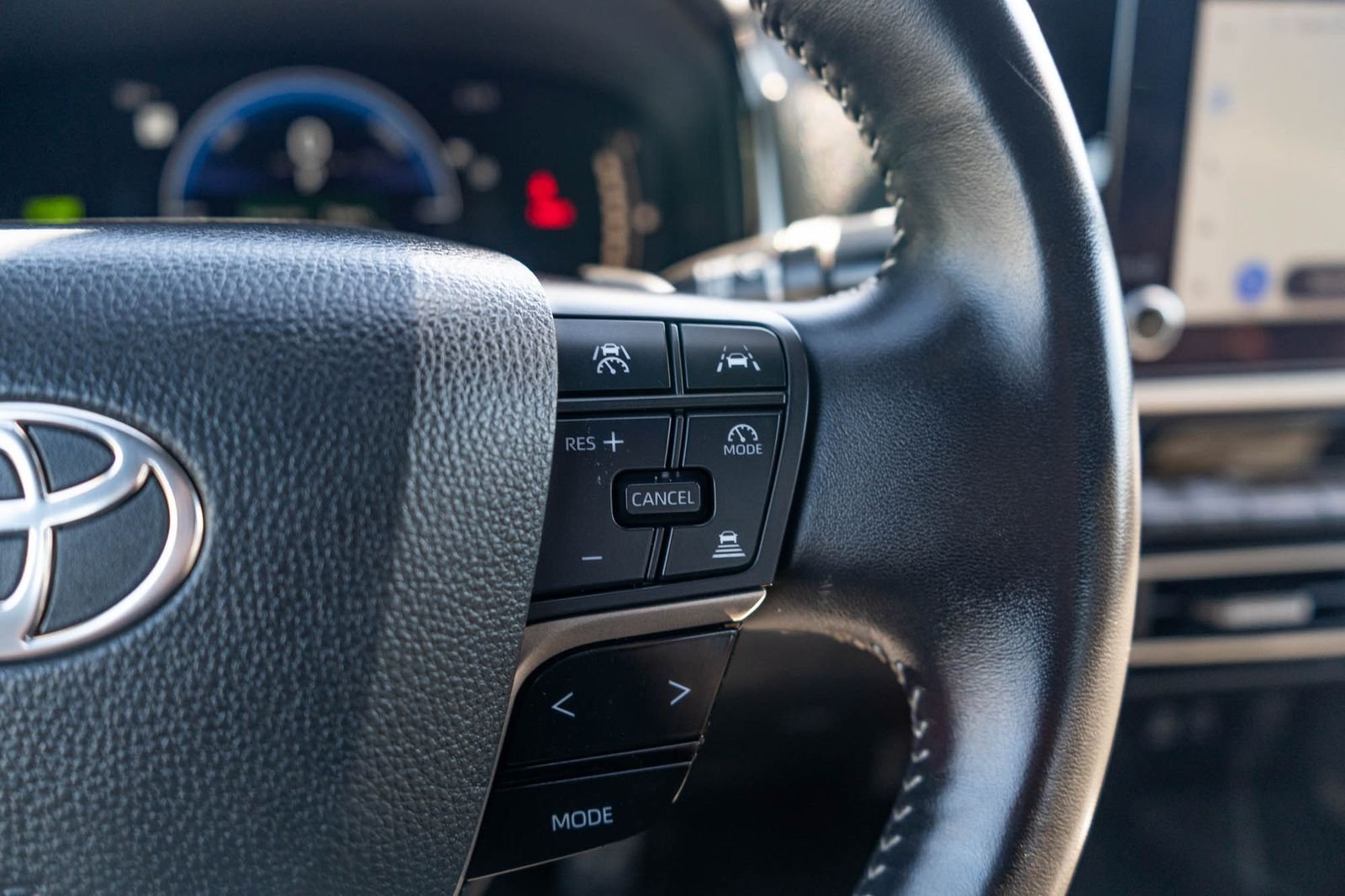 Certified Used 2025 Ice Toyota SE image 28