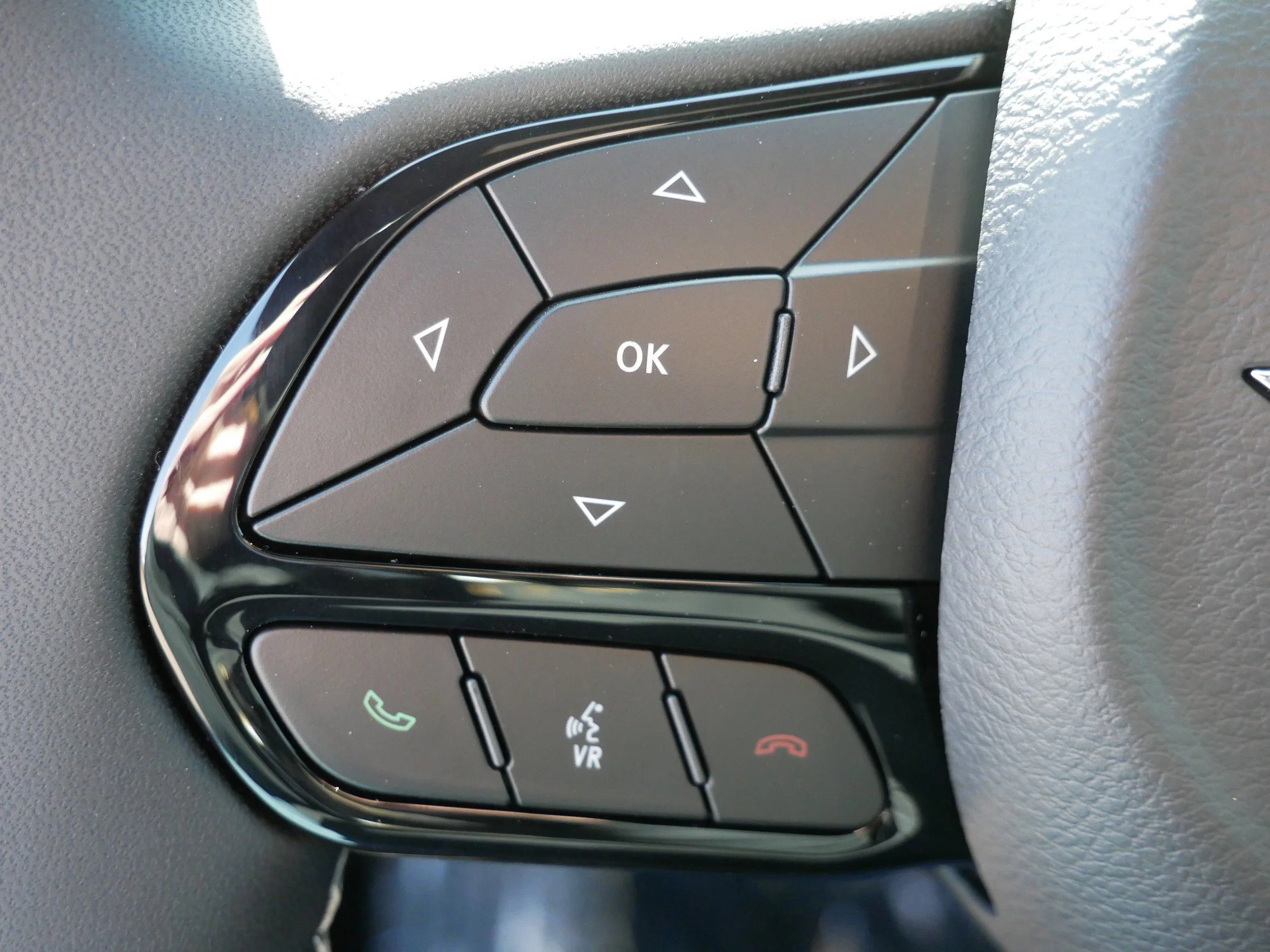 New 2026 Diamond Black Crystal Pearl-Coat Exterior Paint Chrysler Select image 16