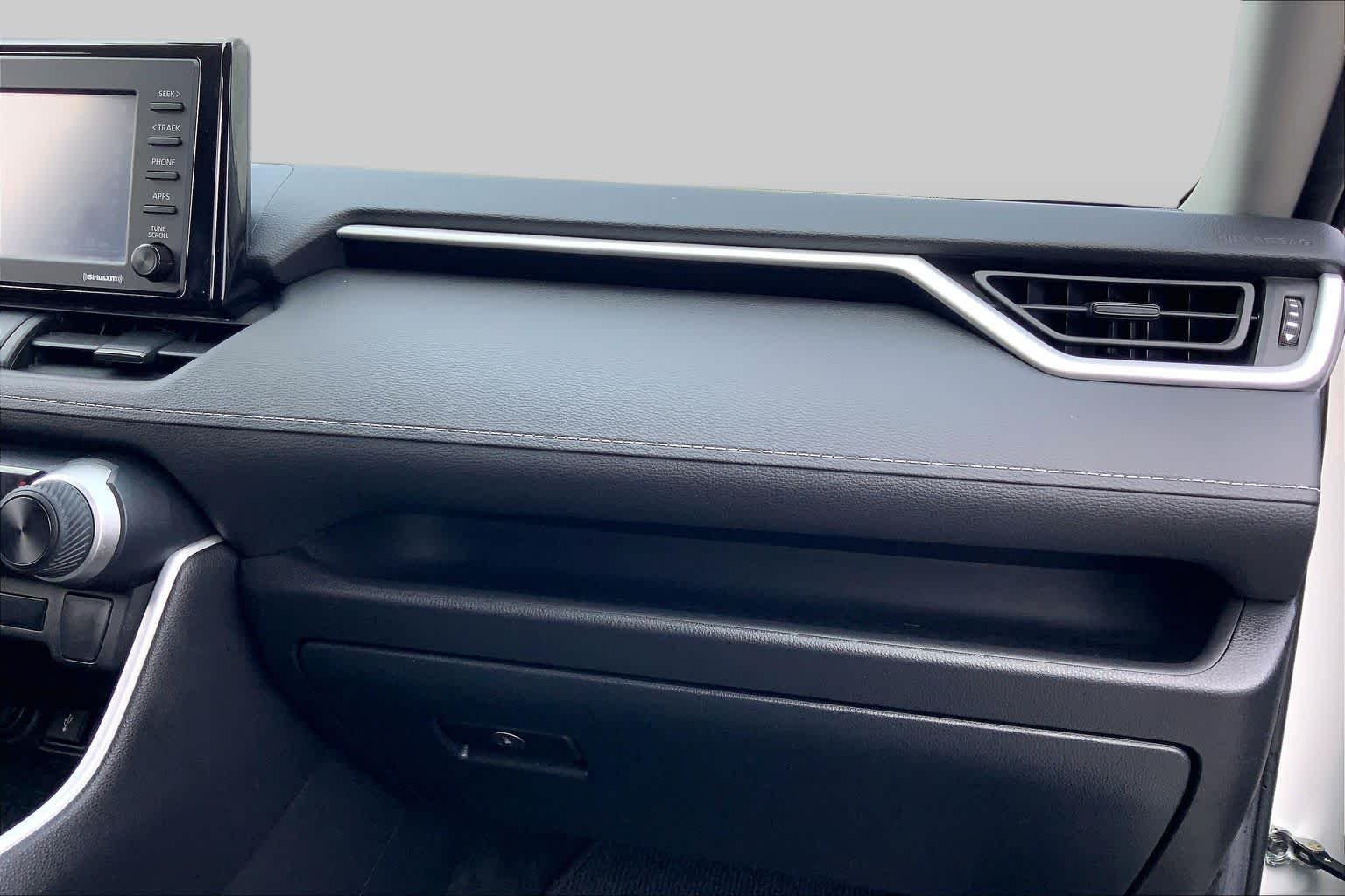 Used 2022 White Toyota LE image 18