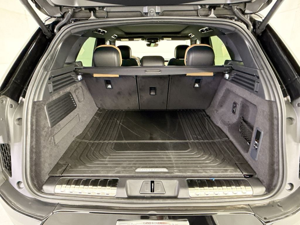 New 2026 Santorini Black Land Rover Dynamic SE image 27