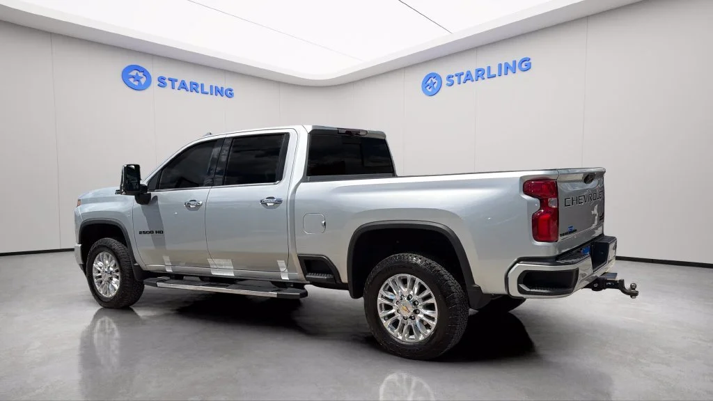 Used 2022 SILVER ICE METALLIC Chevrolet High Country image 4