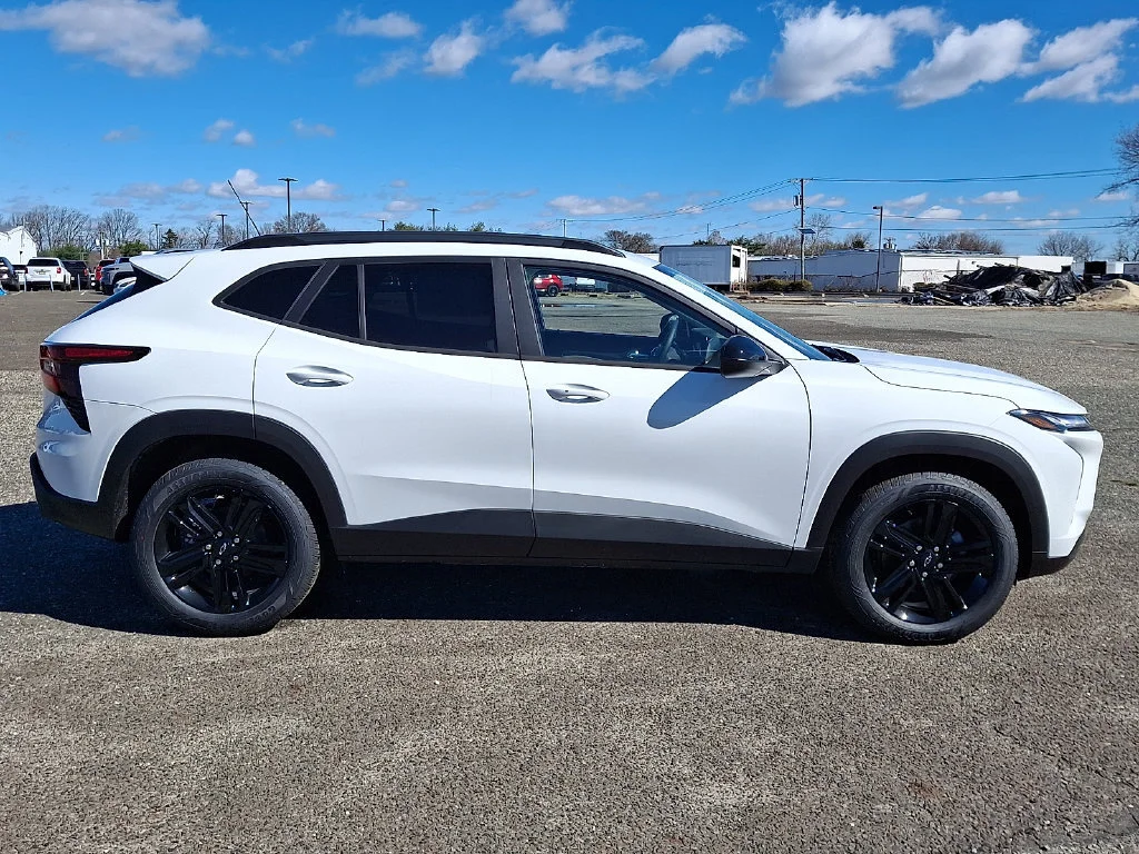 New 2026 Summit White Chevrolet ACTIV image 9