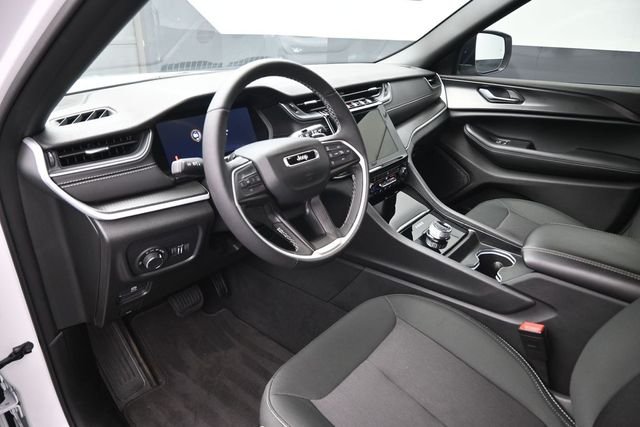 Used 2025 White/off-white Jeep Laredo image 19