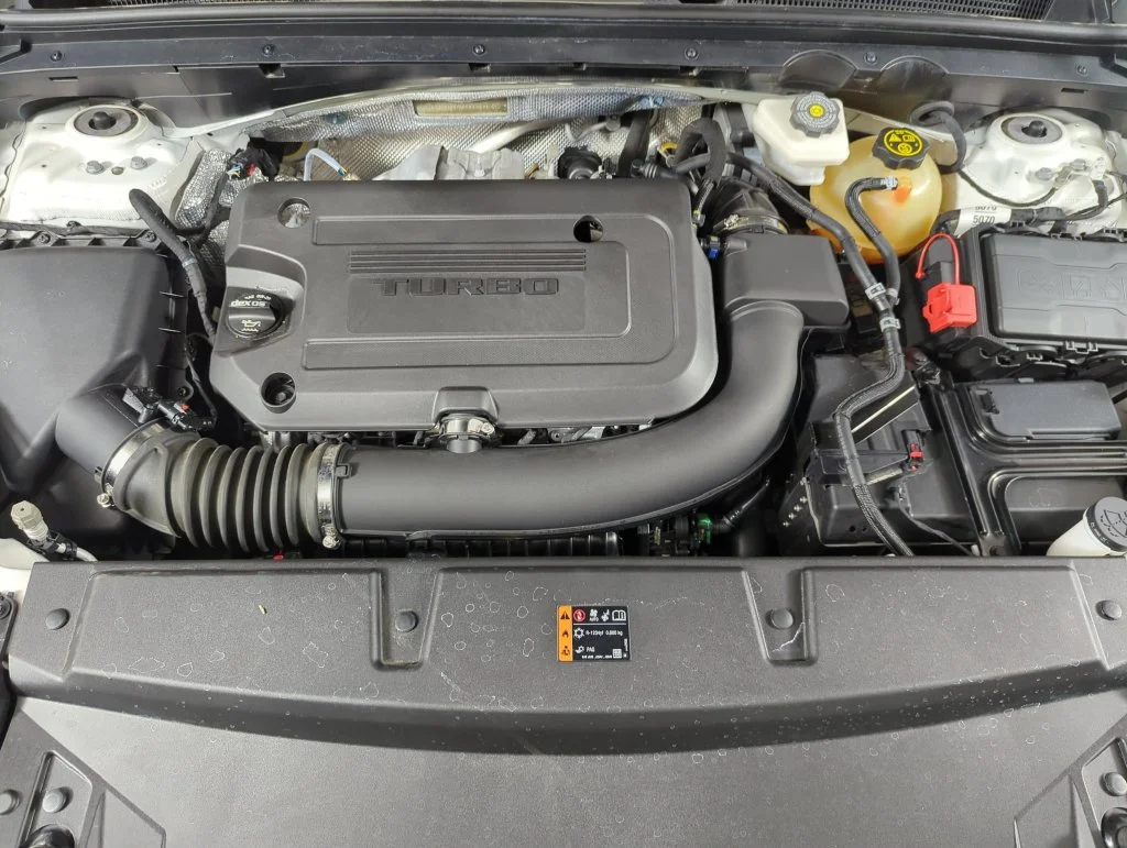 Used 2023 Summit White Buick Essence image 17