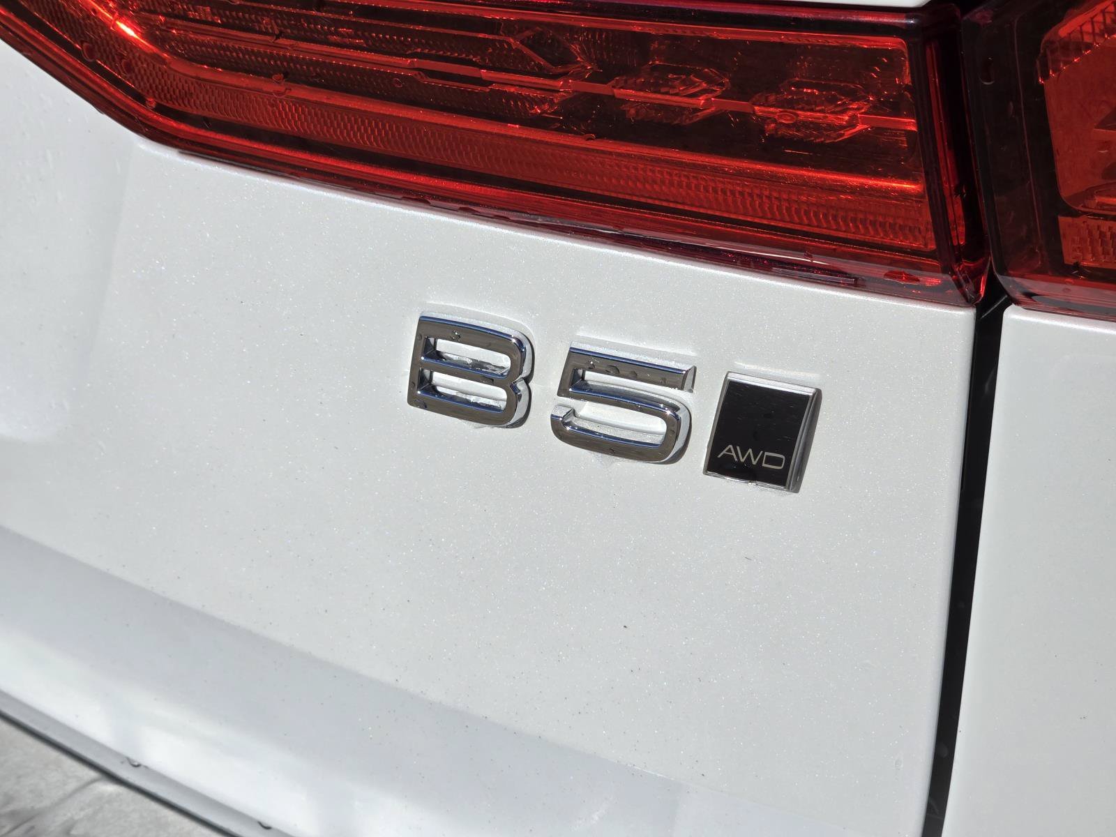 Used 2024 Crystal White Metallic Volvo Plus Dark Theme image 9
