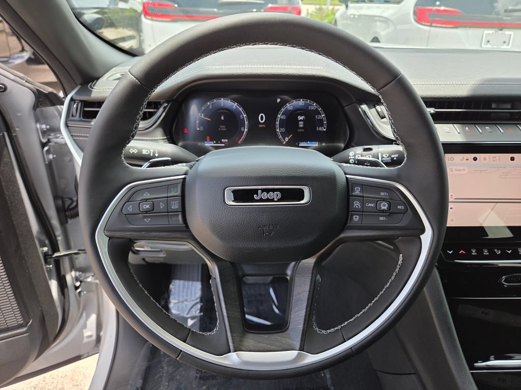 New 2026 Silver Zynith Exterior Paint Jeep Laredo Altitude image 32
