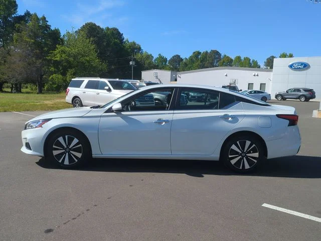 Used 2022 White Nissan 2.5 SV image 10